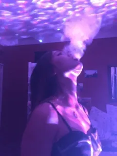 💜 d842acce mujer, fumando, vapeando, vapor, humo, neón, fiesta whatsapp sticker