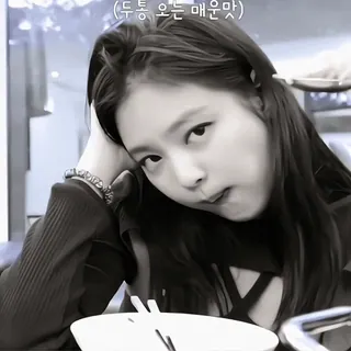 🥠 9d64d5c5  (두통 오는 매운맛) 女性, アジア人, 食事, レストラン, モノクロ telegram sticker