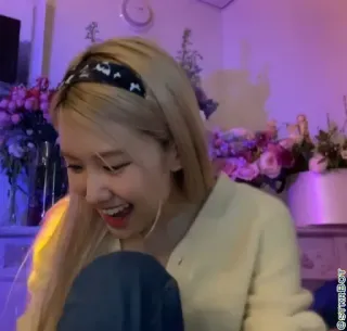 🐿 028eeeb7 Frau, lächelnd, drinnen, Blumen, Porträt telegram sticker