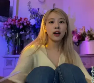 🐿 2760da1b @STRAWBOY person, blonde Haare, drinnen, Porträt, sitzen telegram sticker