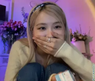 🐿 7c9ef5fe @STKRBOT Frau, Mädchen, Selfie, Pose, Süß, Fröhlich telegram sticker