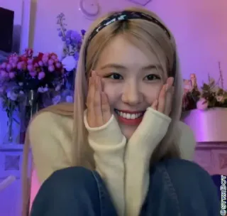 🐿 a040d978 @STMRBOT Frau, Lächeln, Stirnband, Porträt, Person telegram sticker