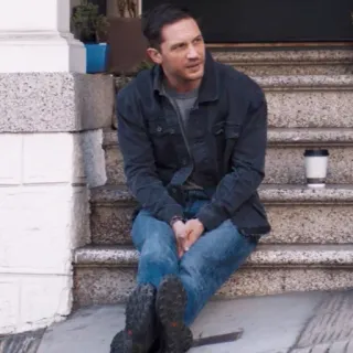 😐 a81fb614 Tom Hardy 톰 하디, 배우, 유명인, 남자, 청바지, 앉아있는 telegram sticker