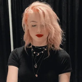 🐬 c3d632f6 mujer, retrato, pelo rosa, labios rojos, collar, camisa negra telegram sticker