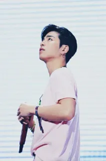 🖇 27b5fead pria, kpop, penyanyi, penampil, mikrofon, panggung whatsapp sticker