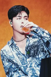 🌑 2e054c12 orang, pria, minum, kemeja, rantai, perhiasan, potret whatsapp sticker