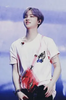 🌑 fa5e897e orang, pria, k-pop, idola, rambut ungu, panggung, penampilan whatsapp sticker