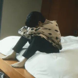 😔 a0ac6dd7 sedih, kesal, menangis, depresi, kesepian, kamar tidur, tempat tidur telegram sticker