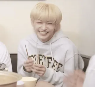 ✨ b06b56ef CHEFFE Orang, Hoodie, Senyum, Ceria, Dalam ruangan, Rambut pirang, Makan telegram sticker