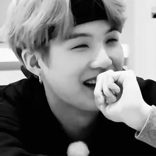 🪩 d9ac7456 ยิ้ม, คน, ผู้ชาย, ที่คาดผม, ขาวดำ telegram sticker