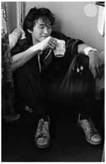 😅 0c6b3fc1 hombre, sentado, bebiendo, blanco y negro, persona telegram sticker