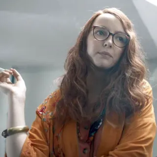 🌙 c46252be женщина, сигарета, человек, очки, курение telegram sticker