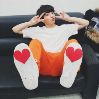 🌈 1b37fc4c Jungkook kpop, cantante, cuore, celebrità, pantaloni arancioni telegram sticker