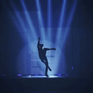 ⛲️ 1d83ae57 vũ công, ánh đèn sân khấu, biểu diễn, sân khấu, hình bóng, nhảy telegram sticker