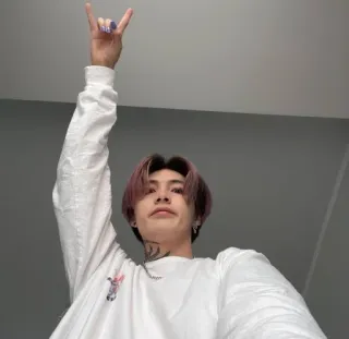 ❤️ 95bc9086 pessoa, homem, gesto, cabelo rosa, tatuagem, camisa branca whatsapp sticker