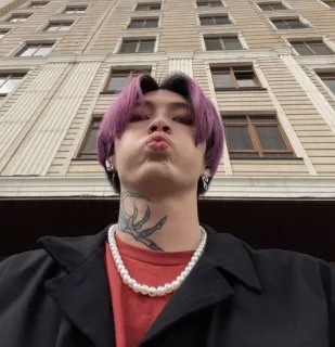 ❤️ b329f34a pessoa, homem, cabelo roxo, tatuagem, colar de pérolas, retrato whatsapp sticker