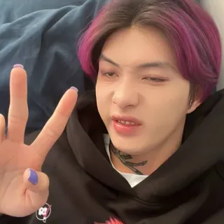 ❤️ bcabaab8 homem, cabelo roxo, gesto de mão, moletom com capuz, tatuagem whatsapp sticker