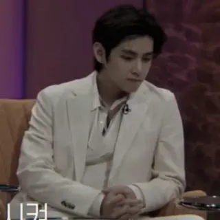 🚬 815bad81 니켜 mann, anzug, porträt, sitzend, nach unten blickend whatsapp sticker