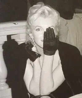 🌟 188edfd3 Marilyn Monroe actress, celebrity, blonde, vintage, gloves, Marilyn Monroe telegram sticker