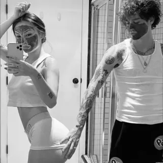 ✔️ 854754dd пара, селфи, черно-белое, маски, ванная telegram sticker