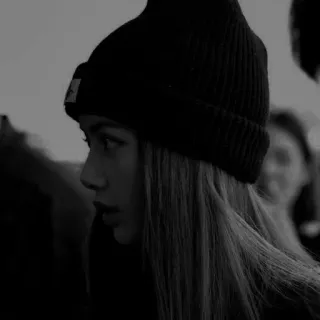 🤍 b1c55092 여자, 비니, 흑백, 인물 사진, 사람 whatsapp sticker