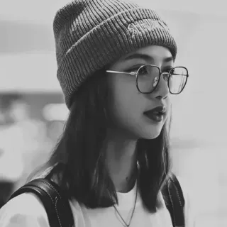 🤍 b290fd19 Lisa 여자, 사람, 안경, 비니, 흑백, K팝, 리사 마노반, 가수 whatsapp sticker