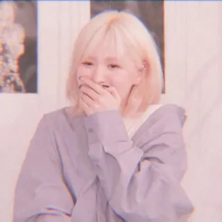 🍡 8c312c3e женщина, девушка, блондинка, портрет, закрывает рот, милая, веселая telegram sticker