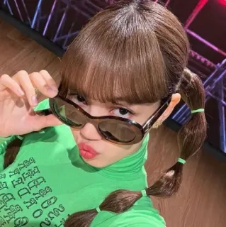 ✨ 96fee8fc HE R DETHRONES THRONES DR 2023 donna, occhiali, maglietta verde, bellezza, moda, stile telegram sticker