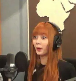 ✨ 98fea0a9 Lisa kpop, lisa, blackpink, cantante, celebrità, donna, cuffie, persona telegram sticker