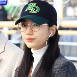 🎧 469e2446 여자, 사람, 인물 사진, 안경, 모자, 스타일 telegram sticker