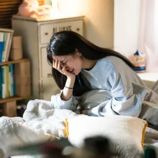 😭 765890d5 슬픈, 화난, 울음, 여자, 침대, 우울증 telegram sticker