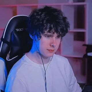 😺 ac9a6c1f คน, ภาพเหมือน, ผู้ชาย, ผมหยิก, เกมเมอร์, หูฟัง telegram sticker