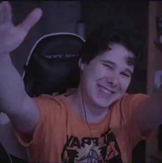 🫂 c4c38512 YARTRAY ผู้ชาย, ยิ้ม, เสื้อยืด, หูฟัง telegram sticker