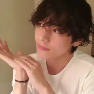 🧸 7dcc2b7d V K-pop, BTS, zanger, idool, man, krullend haar, selfie, portret telegram sticker