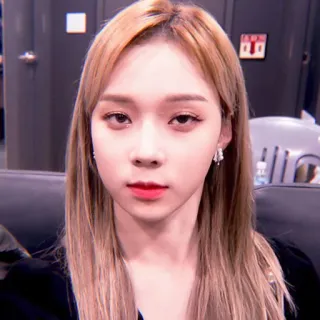 🌸 2878c235 肖像, 女性, 人物, 金发, 青年 telegram sticker