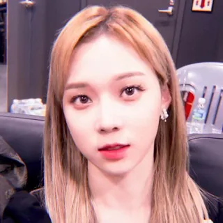 🌸 e5bbcb30 女人, 肖像, 人物, 自拍, 脸, 金发, 亚洲人, 歌手 telegram sticker