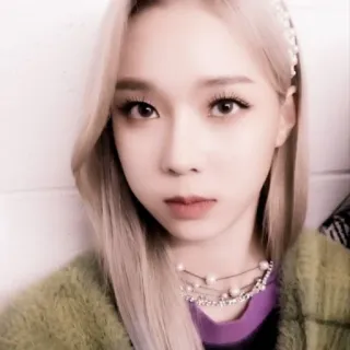 🧋 3354e687 portrait, woman, blonde hair, pearl necklace, girl, beauty whatsapp sticker