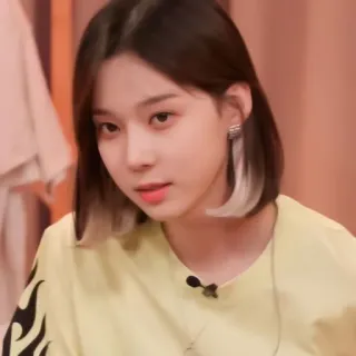 🧵 630f85d0 женщина, портрет, кореянка, волосы, серьги, желтая рубашка whatsapp sticker