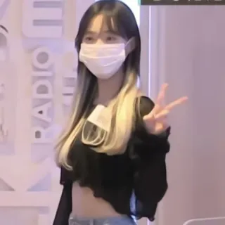 🧵 cee61f21 RADIO 11 женщина, знак мира, маска, азиатка, портрет, кореянка, радио whatsapp sticker