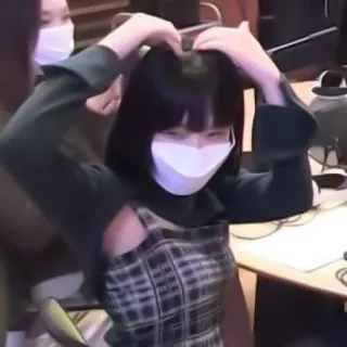 🧵 feec9681 женщина, маска, девушка, человек, в помещении, стол whatsapp sticker