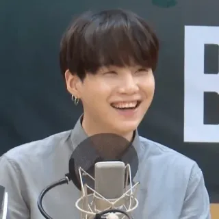 😸 91a6bd39 homem, sorrindo, brincos, microfone telegram sticker