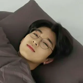 🖤 8545fd65 osoba, azjata, okulary, mężczyzna, leżący, poduszka, śpiący, zrelaksowany telegram sticker