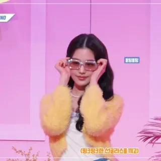 👢 3e31e945 블링블링 femme, lunettes de soleil, rose, veste jaune, célébrité telegram sticker