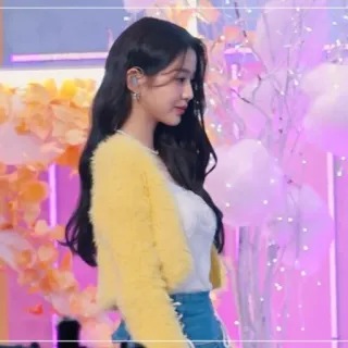 👢 a6edbe5a femme, fille, coréenne, pull jaune, profil telegram sticker