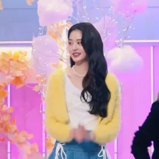 👢 c1d679fd femme, portrait, coréenne, cardigan jaune, cheveux longs, jupe telegram sticker