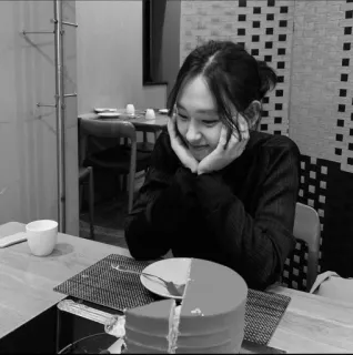 👽 9068e5a2 phụ nữ, bánh, người, chân dung, trong nhà telegram sticker