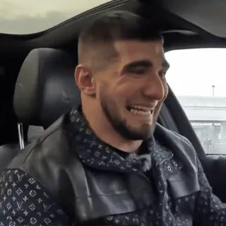 😅 00308f5b Mann, lächelnd, Auto, Lederjacke, drinnen, Porträt, glücklich telegram sticker