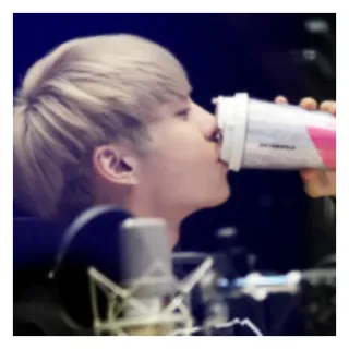 💚 8f9b4b78 人, 喝, 麦克风, 工作室, 室内, 饮料 telegram sticker