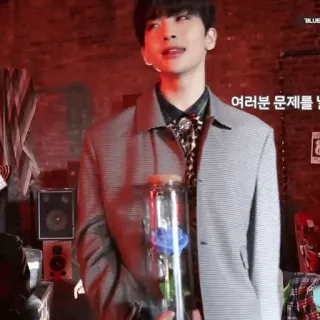 🥀 fa9e2c68 여러분 문제 hombre, rosa, coreano, rosa azul, traje gris telegram sticker