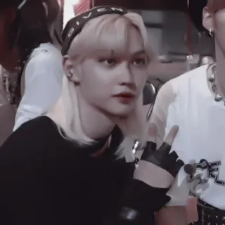 🕷 36905b88 người, cử chỉ, khăn bandana, găng tay telegram sticker